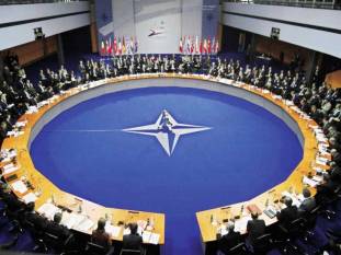 Janusz Korwin-Mikke : « Si les États-Unis désirent faire de l’OTAN une alliance agressive, alors la Pologne ne doit pas en faire partie » [Interview Breizh Info]