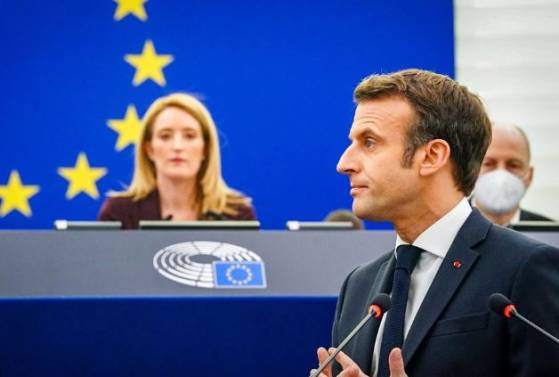 Pour Emmanuel Macron, Marine le Pen est l’« amie du pouvoir russe »  l’« ennemie de l’OTAN »  et les Français seraient dans une « drôle de béchamel » si elle avait été élue