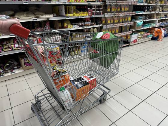 Près d'un Français sur six ne mange pas à sa faim, selon un sondage