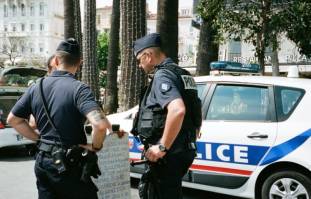 Un homme qui "buterait bien un CRS" interpellé avec une arme à feu à Nice