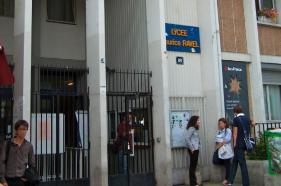 Le proviseur du lycée Maurice-Ravel à Paris démissionne suite à des menaces de mort pour avoir demandé à des élèves de retirer leur voile