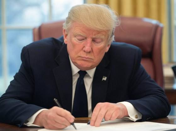 Donald Trump signe un décret proposant aux immigrés clandestins de quitter volontairement les États-Unis en échange d’un vol gratuit vers l’étranger et d’une prime de 1 000 dollars