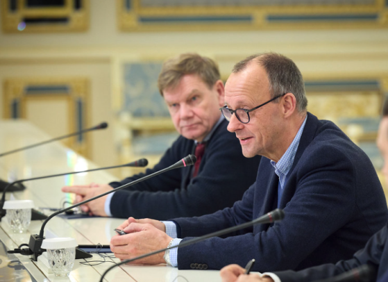 Le chancelier allemand Friedrich Merz annonce que les alliés occidentaux ne fixeront plus de limitations à la portée des armes fournies à l’Ukraine