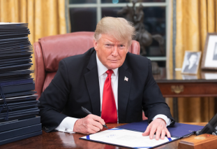 La Maison Blanche alerte sur un possible « effacement civilisationnel » de l’Europe et veut mettre fin aux « migrations de masse »