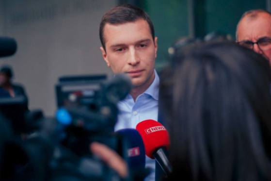 Jordan Bardella (RN) reste la personnalité politique la plus soutenue par les Français, tandis qu’Emmanuel Macron figure parmi les plus rejetés, selon le baromètre Odoxa