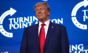 Donald Trump annonce un cessez-le-feu de quinze jours dans la guerre avec l’Iran, accepté par Téhéran, à condition de rouvrir le détroit d’Ormuz