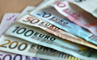 Les Français continuent de puiser dans leur épargne malgré une hausse de taux attendue