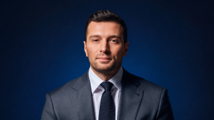 Jordan Bardella atteint un niveau record de popularité selon le baromètre Odoxa, avec 40 % d'adhésion